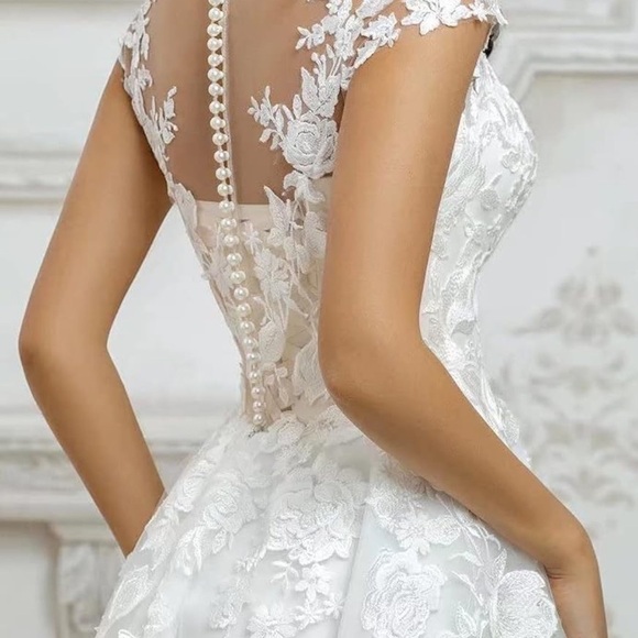 NWT Elegant White Lace Bridal Gown Size 14 – Sheer Back & Floral Appliqués - Picture 3 of 11